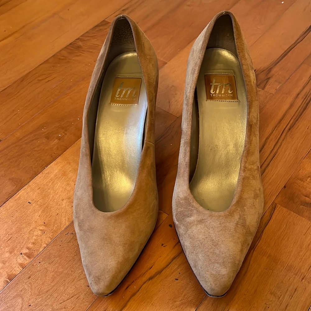 ThomMcan Tan Suede Pump-Heels! Pointed for Style and Dress Wear. Sz 9